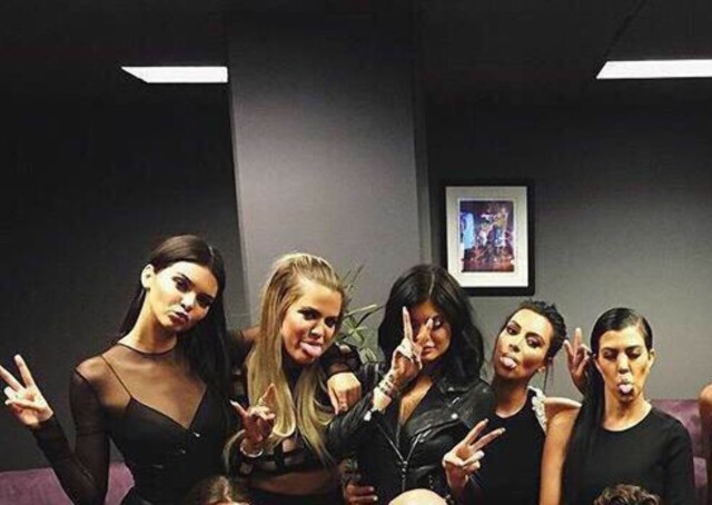 SØSTRENE SISTERS: Søstrene Kendall Jenner, Khloe Kardashian, Kylie Jenner, Kim Kardashian og Kourntey Kardashian er svært nære hverandre. Dette bildet la Khloe ut av femmerbanden på sosiale medier tidligere i sommer. Foto: NTB Scanpix SØSTRENE SISTERS: Søstrene Kendall Jenner, Khloe Kardashian, Kylie Jenner, Kim Kardashian og Kourntey Kardashian er svært nære hverandre. Dette bildet la Khloe ut av femmerbanden på sosiale medier tidligere i sommer. Foto: NTB Scanpix